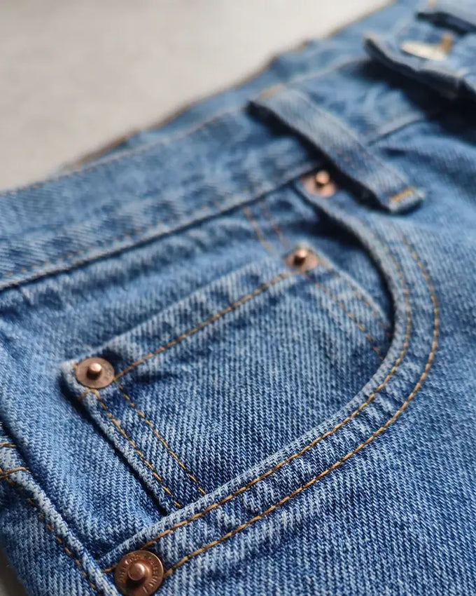 Detalle de remaches y costuras del bolsillo del jean 501
