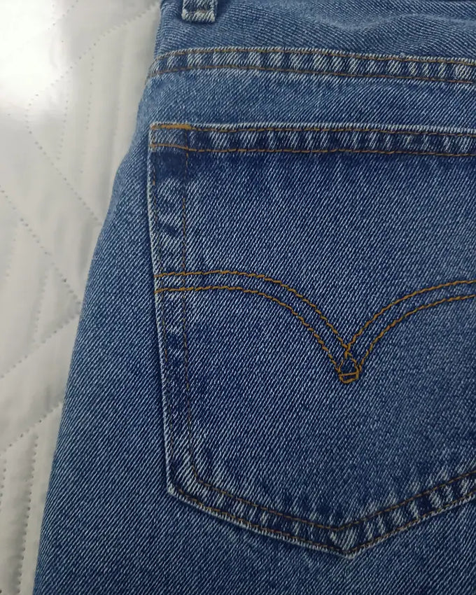 Foto real del bolsillo trasero con pespunte del jean 501