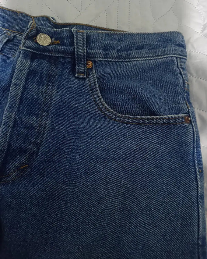 Foto real de la botonera y cintura del jean 501